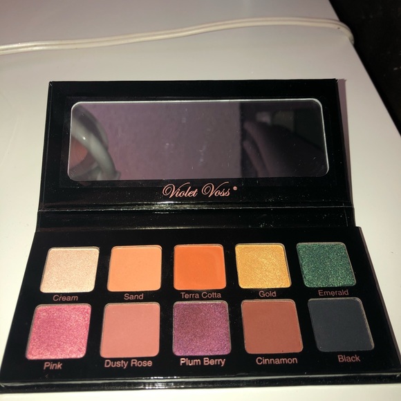 Violet Voss Essentials Pro series palette - Picture 2 of 3